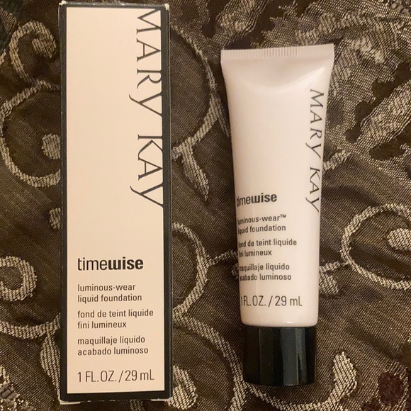 Mary Kay Luminous Wear Liquid Foundation Ivory 2